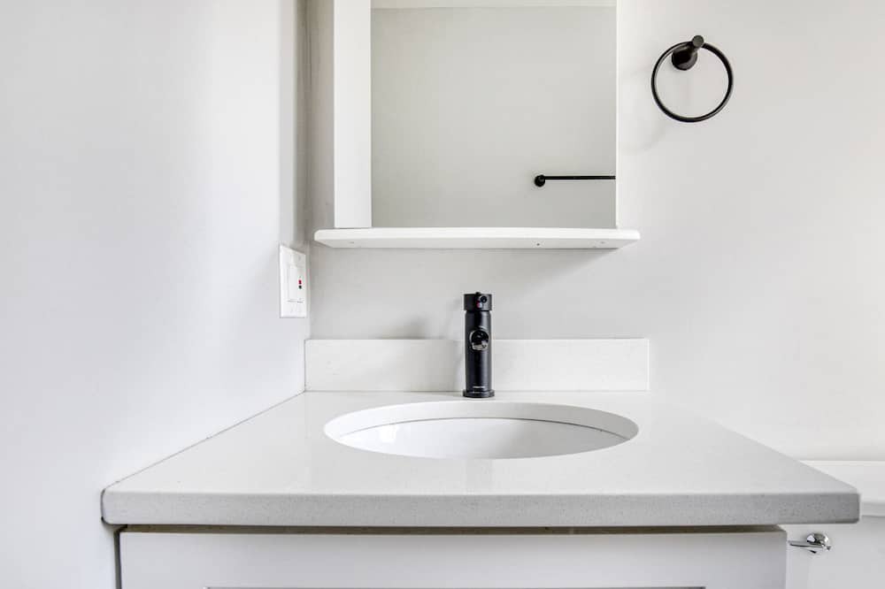 Photo of Bathroom in Lakeview