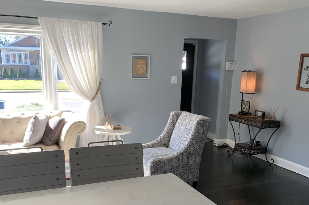 Photo of Livingroom in Oak Lawn