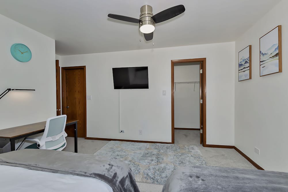 Photo of Bedroom in Round Lake Beach