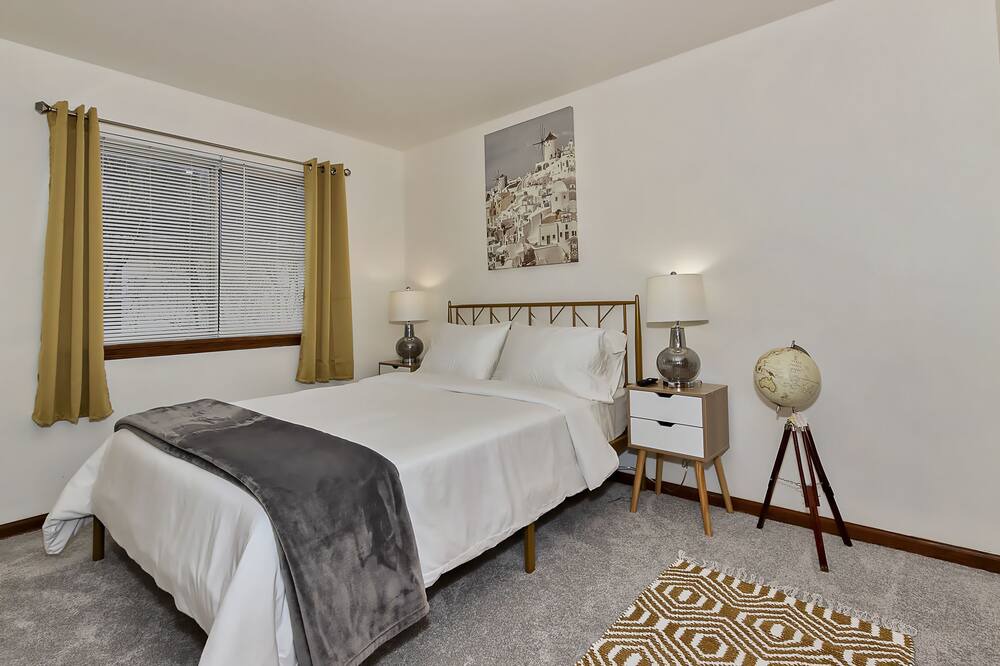 Photo of Bedroom in Round Lake Beach