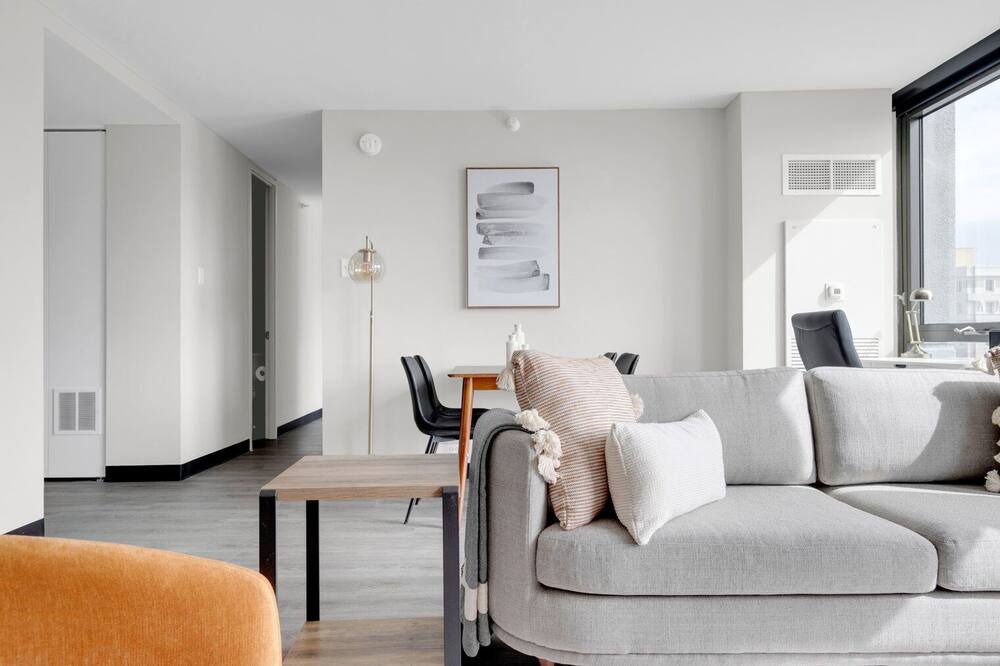 Photo of Livingroom in Illinois Medical District