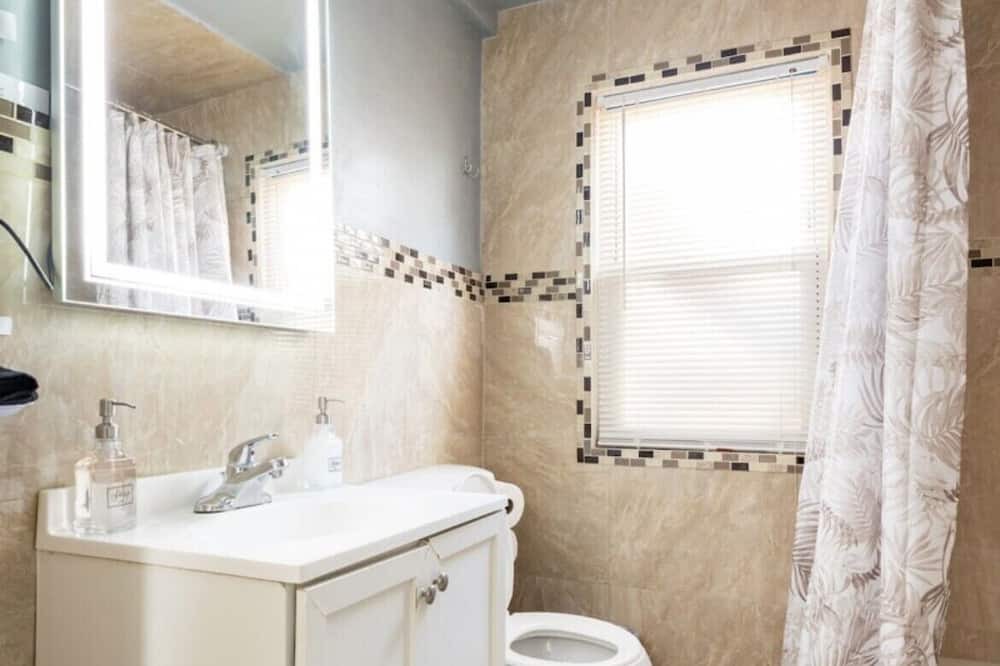 Photo of Bathroom in Evergreen Park