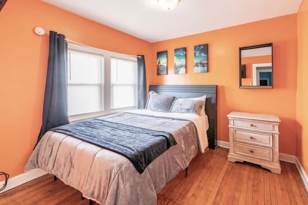 Photo of Bedroom in Evergreen Park