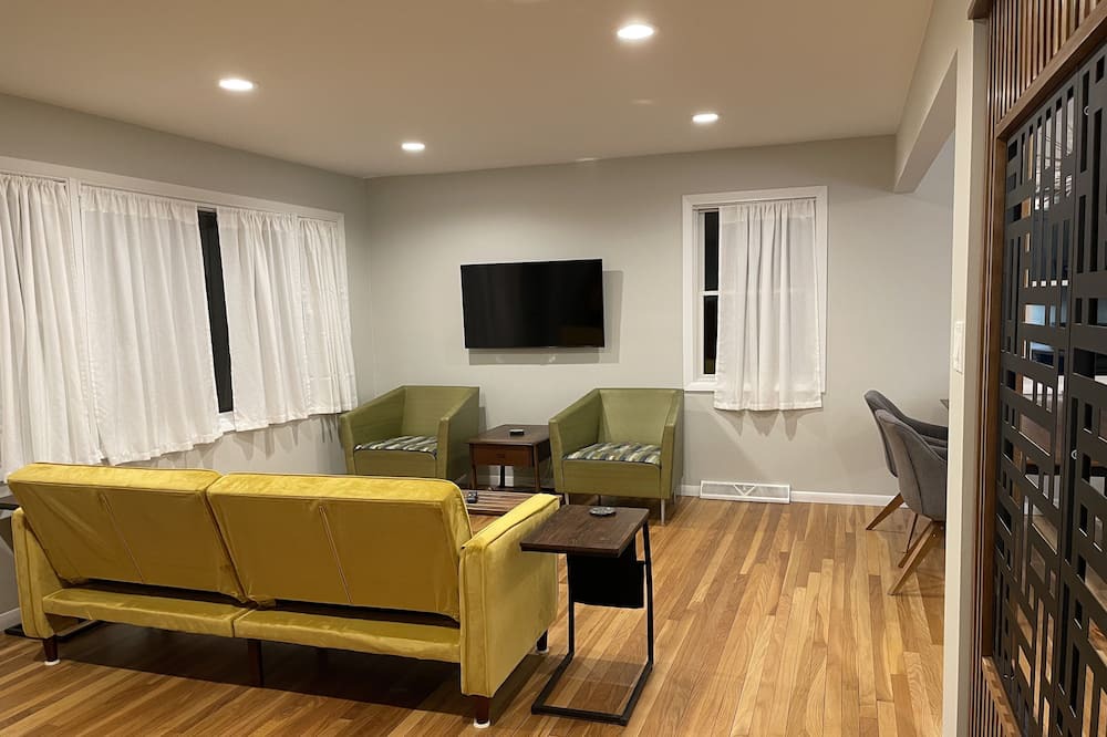 Photo of Livingroom in Russell