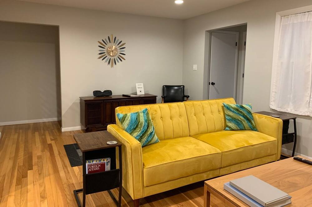 Photo of Livingroom in Russell