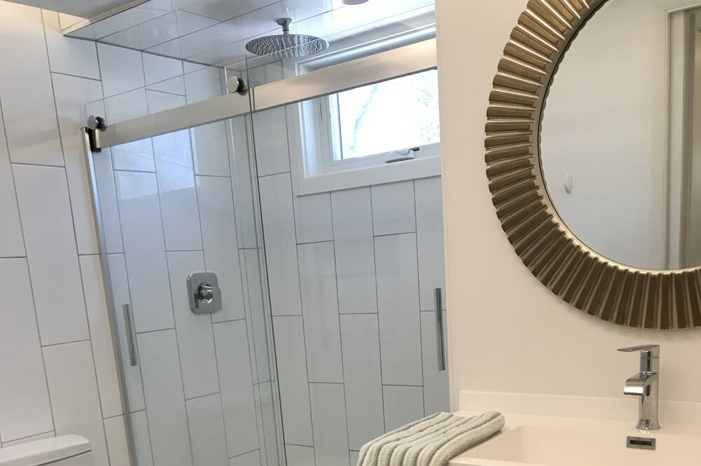 Photo of Bathroom in Russell