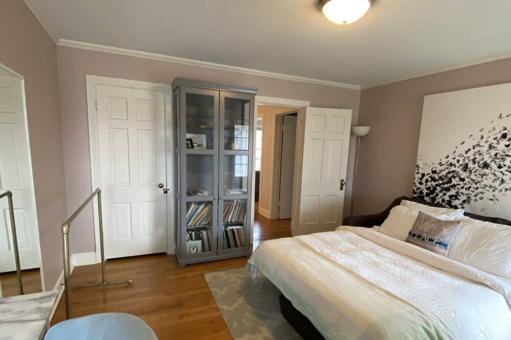 Photo of Bedroom in Evanston