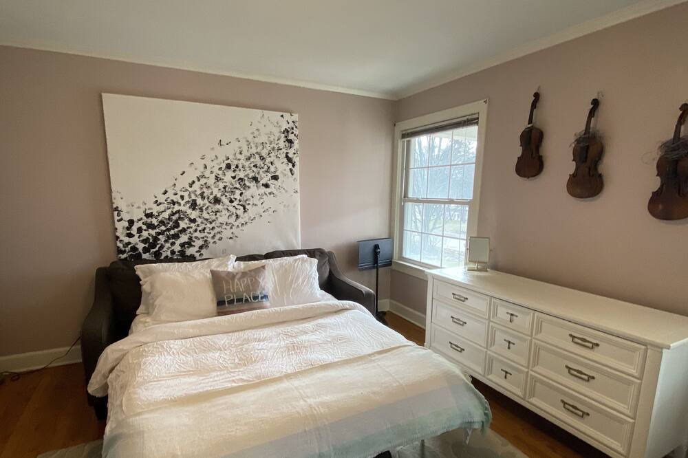 Photo of Bedroom in Evanston