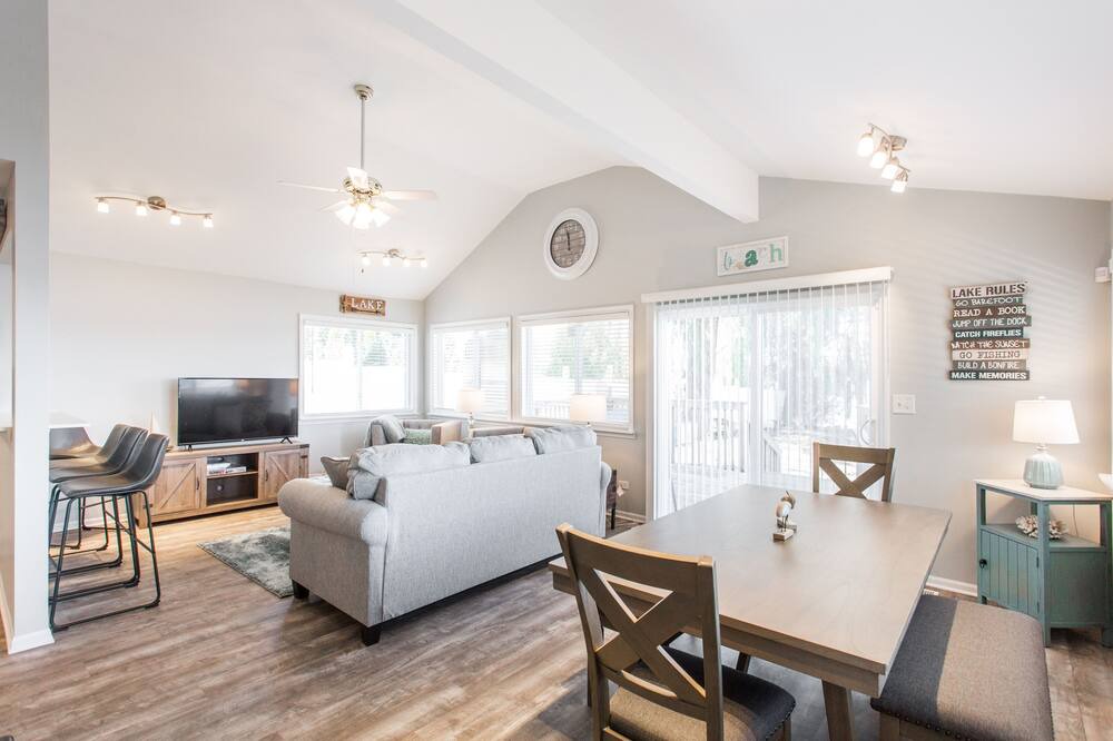 Photo of Livingroom in Fox Lake
