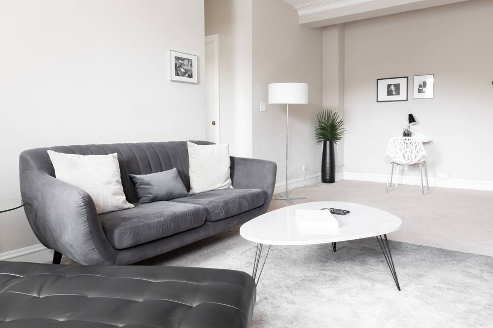 Photo of Livingroom in East Hyde Park