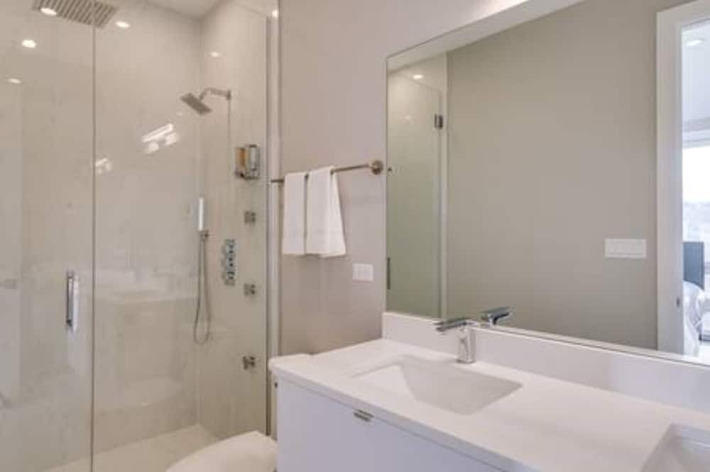 Photo of Bathroom in River North