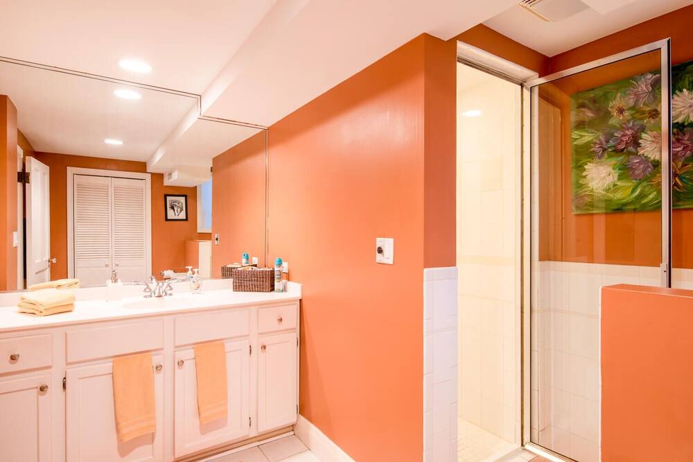 Photo of Bathroom in Lakeview