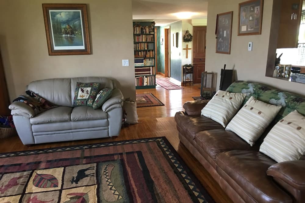 Photo of Livingroom in Holcomb
