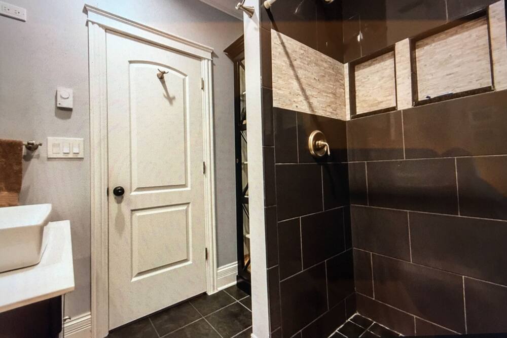 Photo of Bathroom in Ravenswood