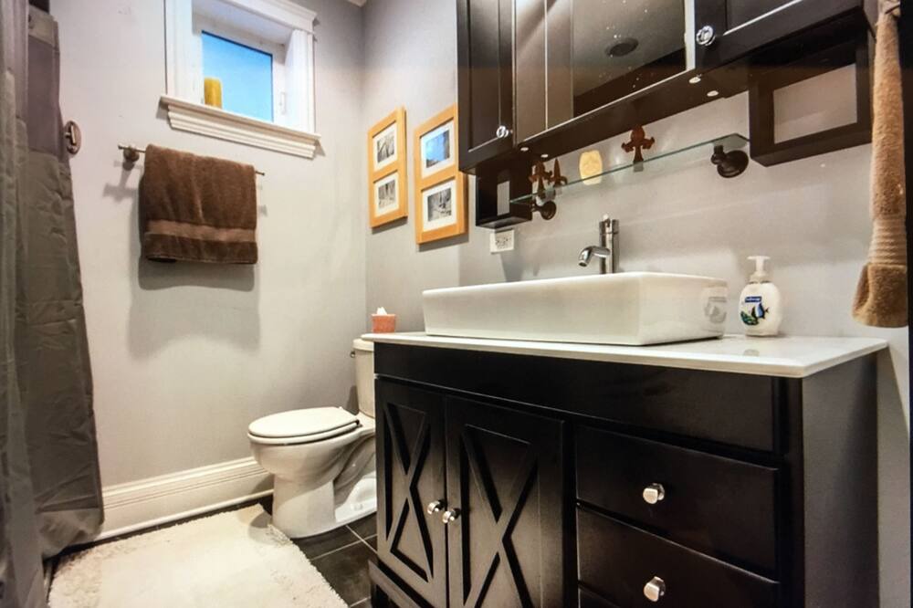 Photo of Bathroom in Ravenswood