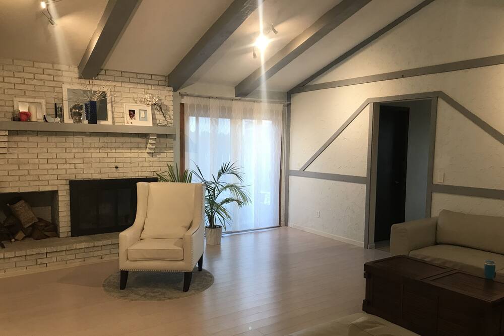 Photo of Livingroom in Shiloh