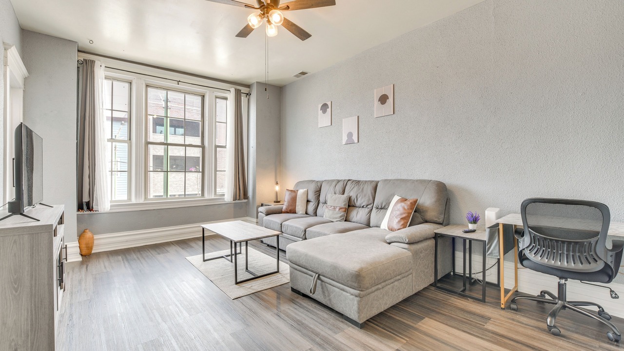 Photo of Livingroom in West Lakeview