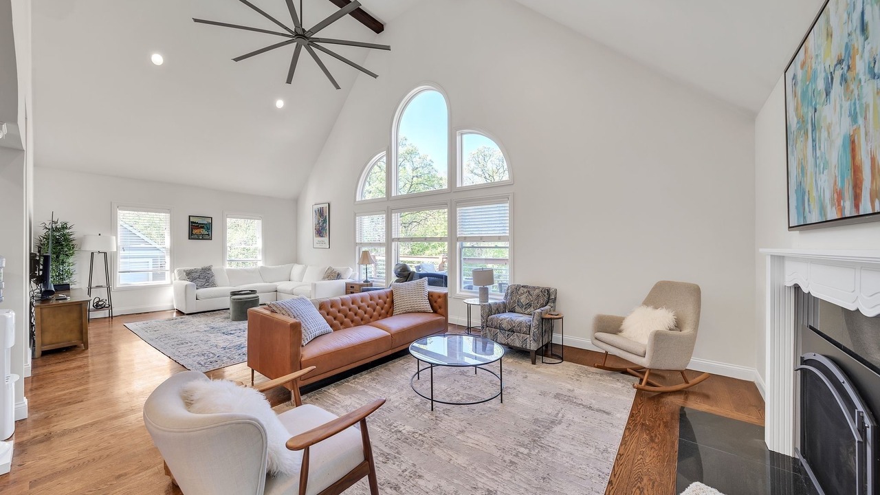Photo of Livingroom in Algonquin