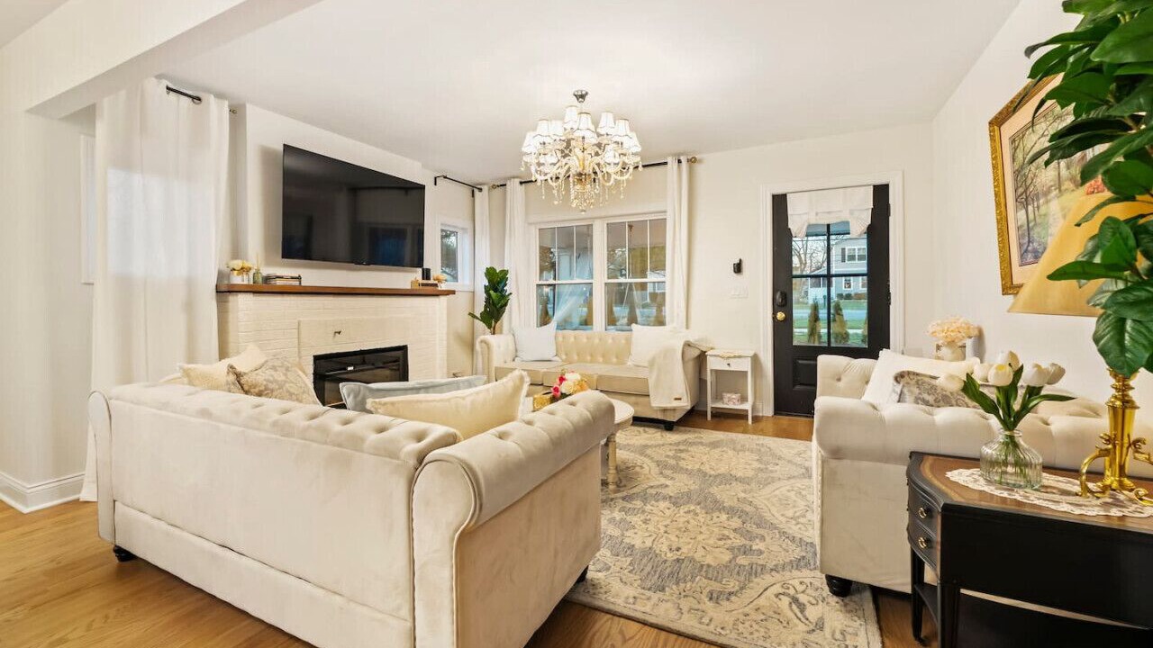Photo of Livingroom in Glen Ellyn