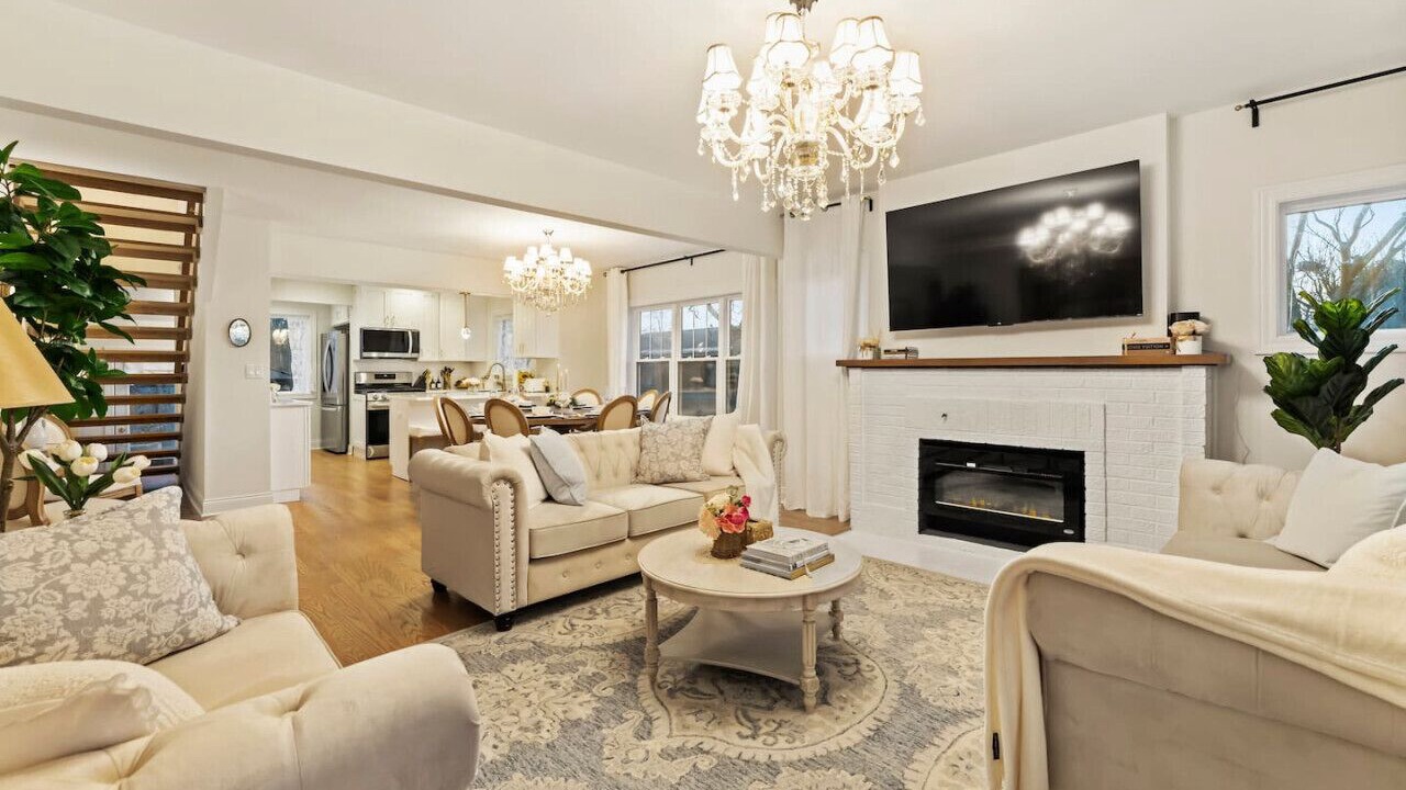 Photo of Livingroom in Glen Ellyn