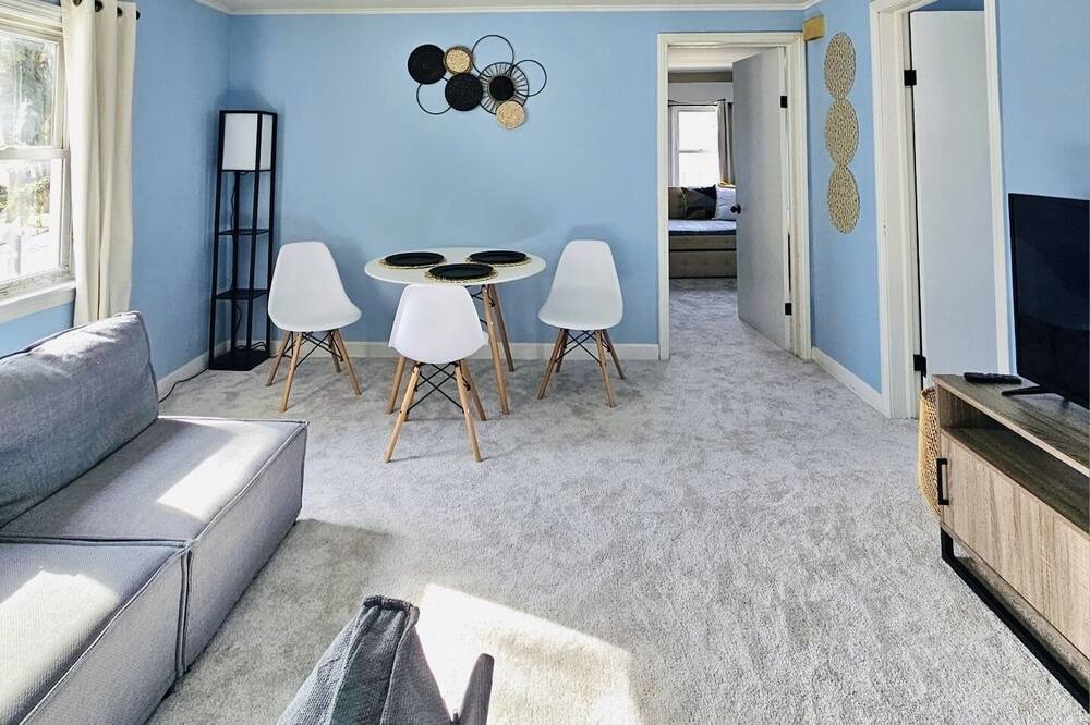 Photo of Livingroom in Norwood Park East