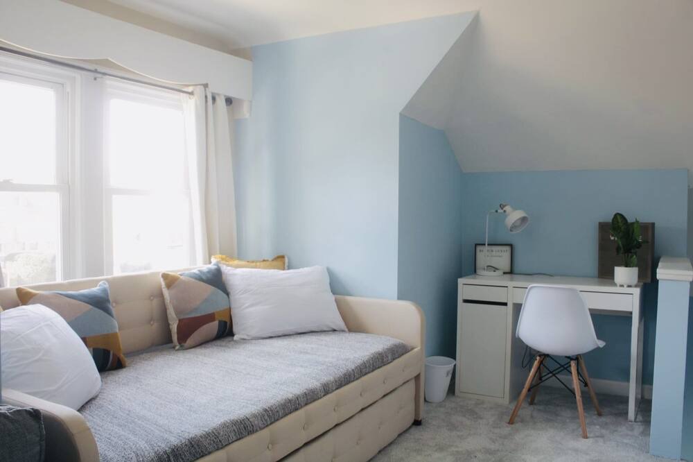 Photo of Livingroom in Norwood Park East