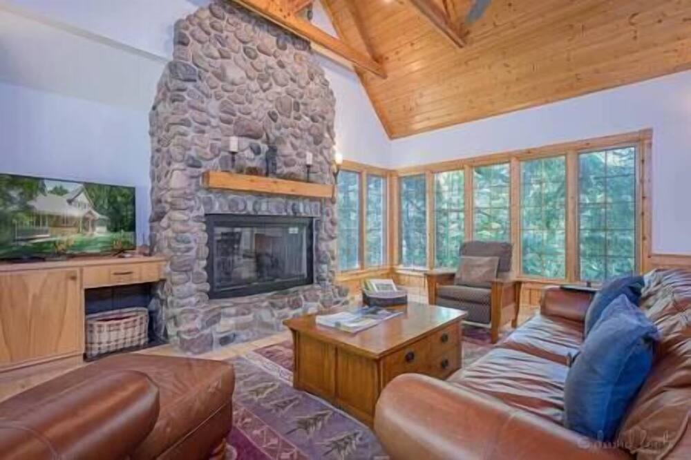 Photo of Livingroom in The Galena Territory