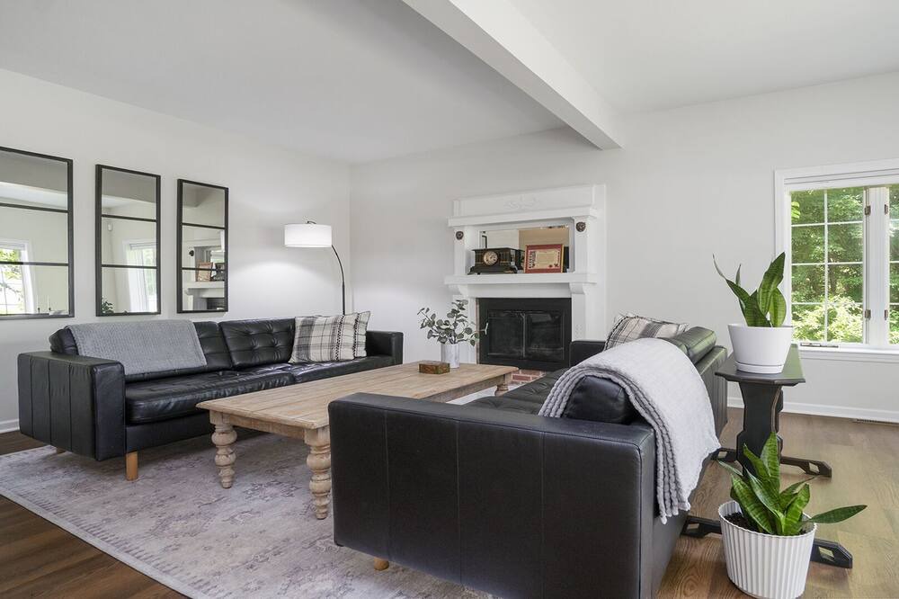 Photo of Livingroom in Dixon
