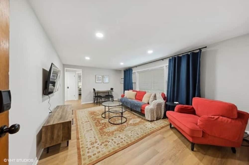 Photo of Livingroom in North Center