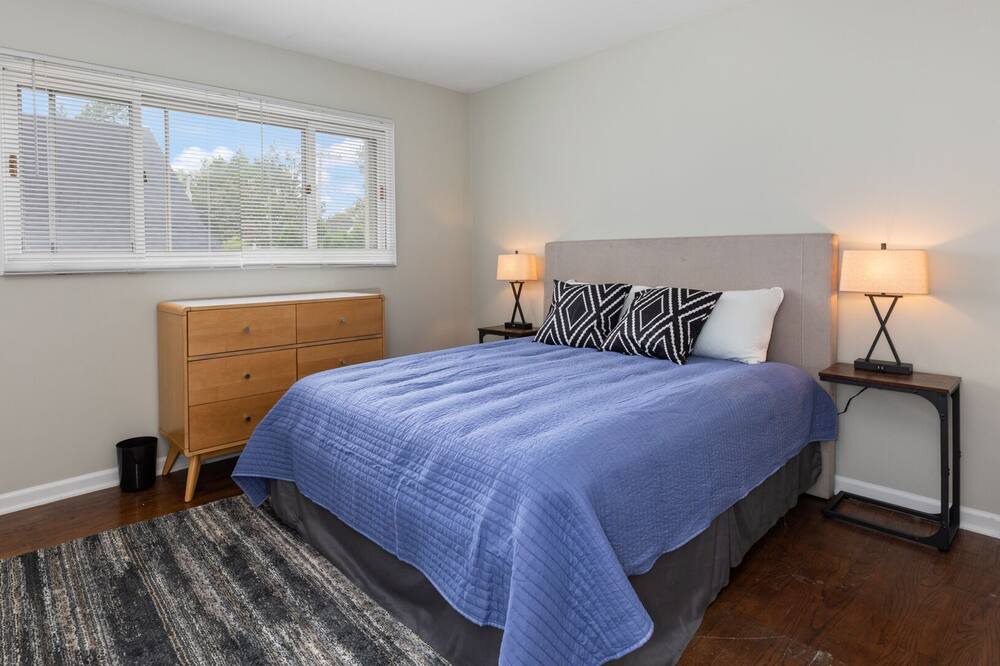 Photo of Bedroom in Lake Forest