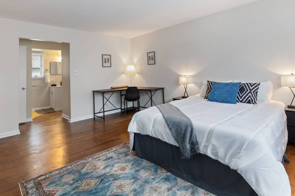 Photo of Bedroom in Lake Forest