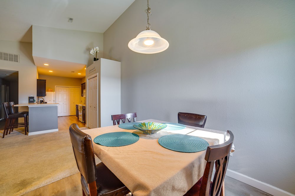Photo of Livingroom in Champaign