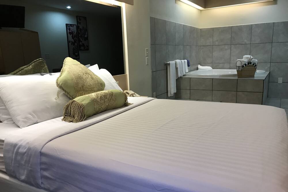 Photo of Bedroom in Carlyle Lake