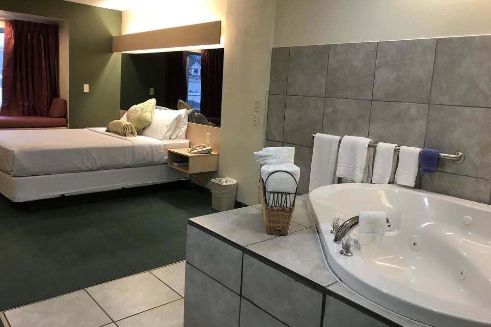 Photo of Bedroom in Carlyle Lake