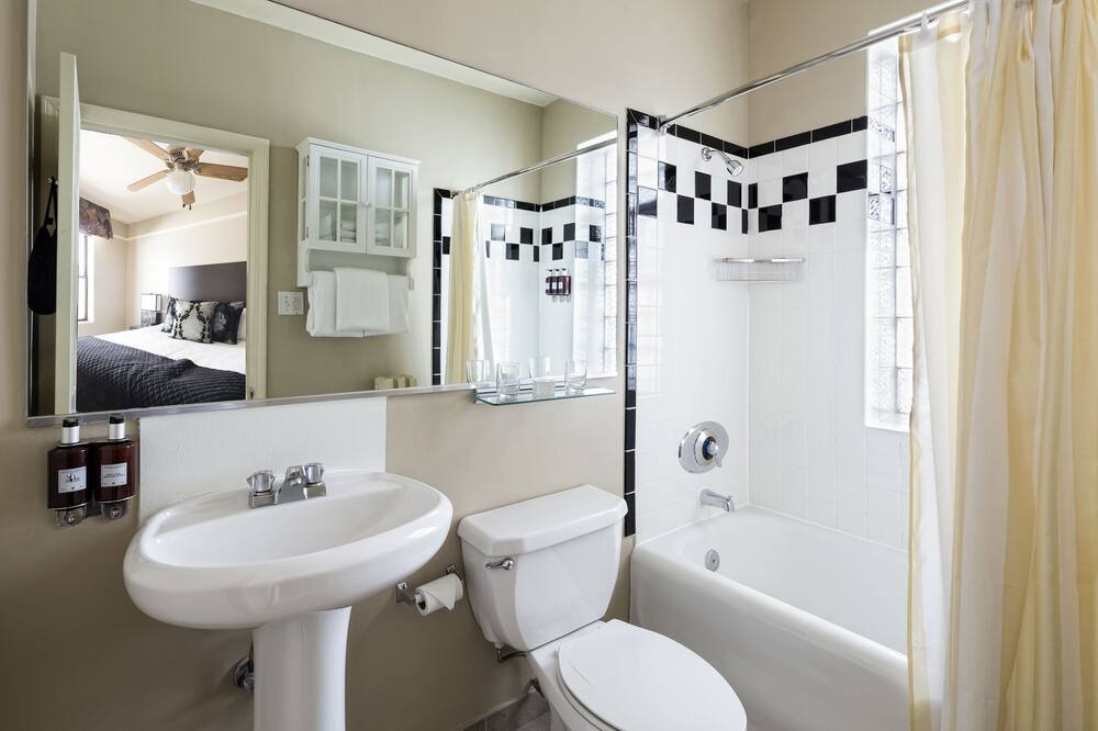 Photo of Bathroom in Lake View East