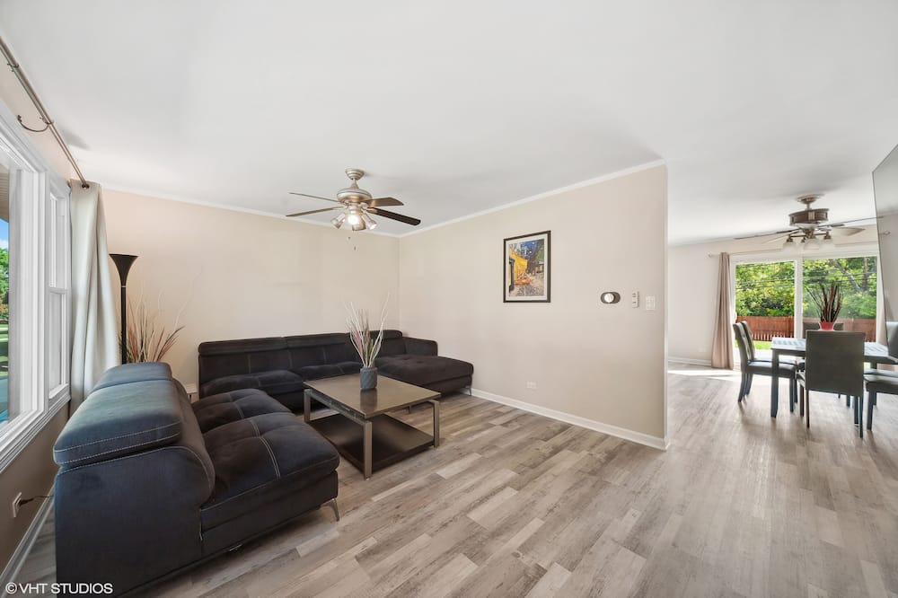 Photo of Livingroom in Schaumburg
