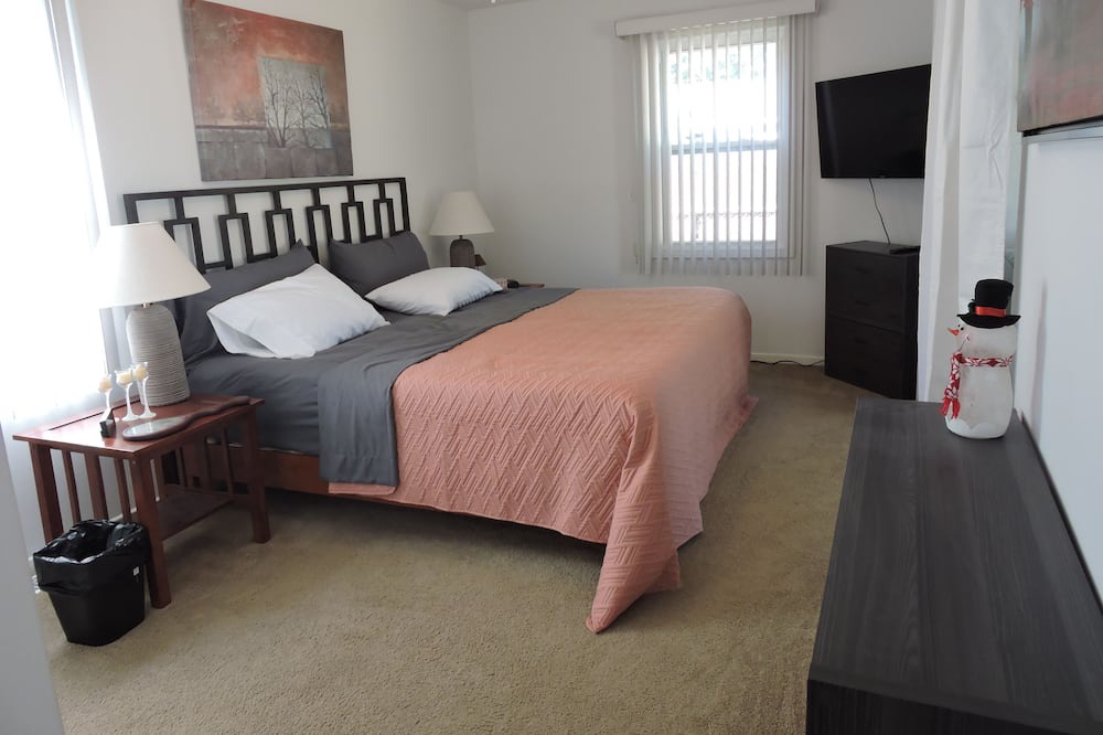 Photo of Bedroom in Village of Lakewood