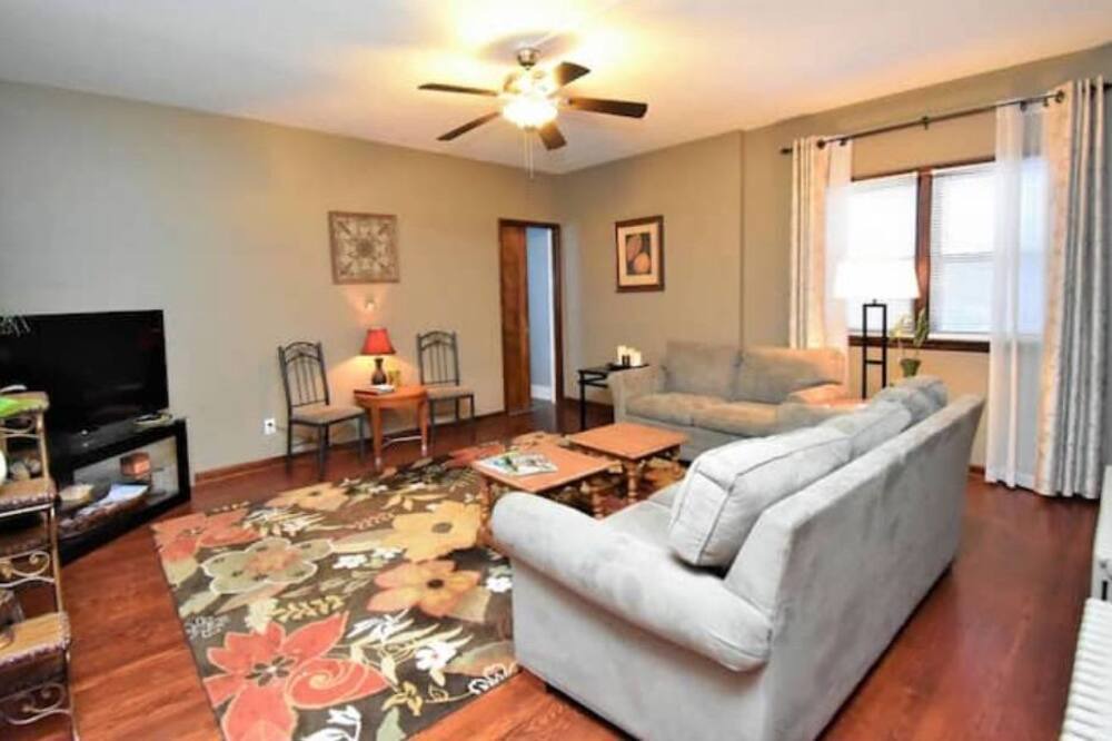 Photo of Livingroom in McHenry