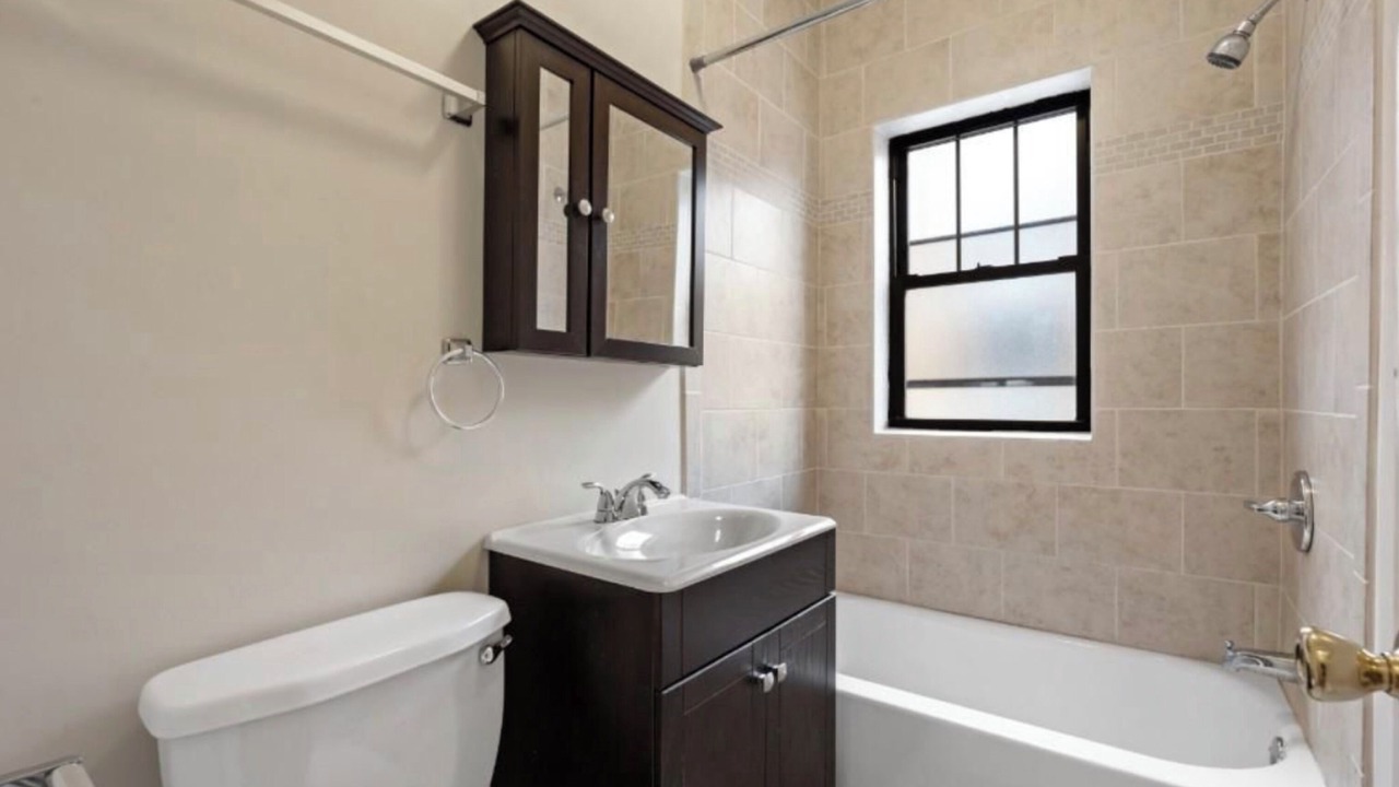 Photo of Bathroom in Lake View East