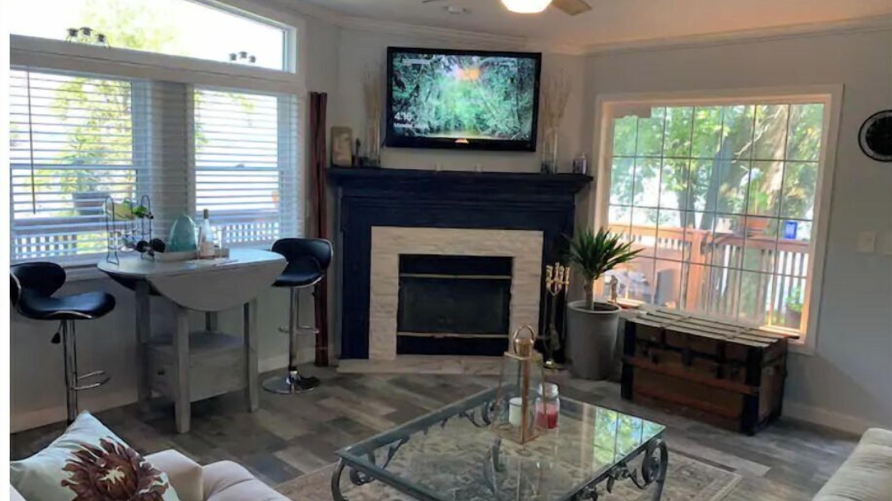 Photo of Livingroom in Lynn Center