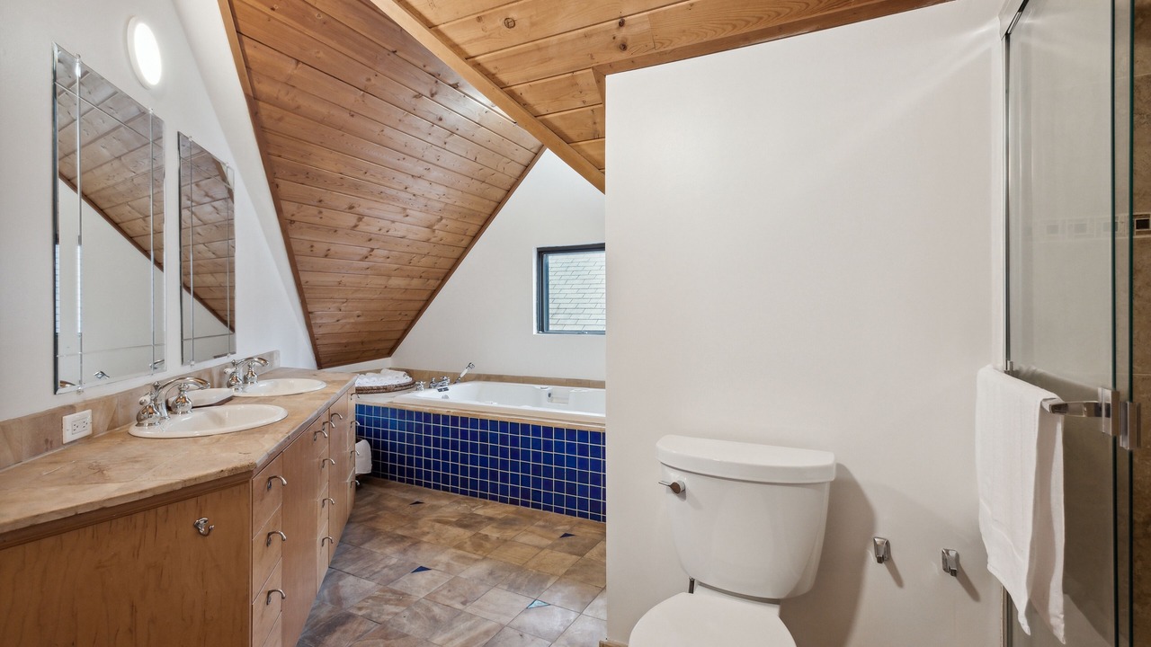 Photo of Bathroom in Lake View East