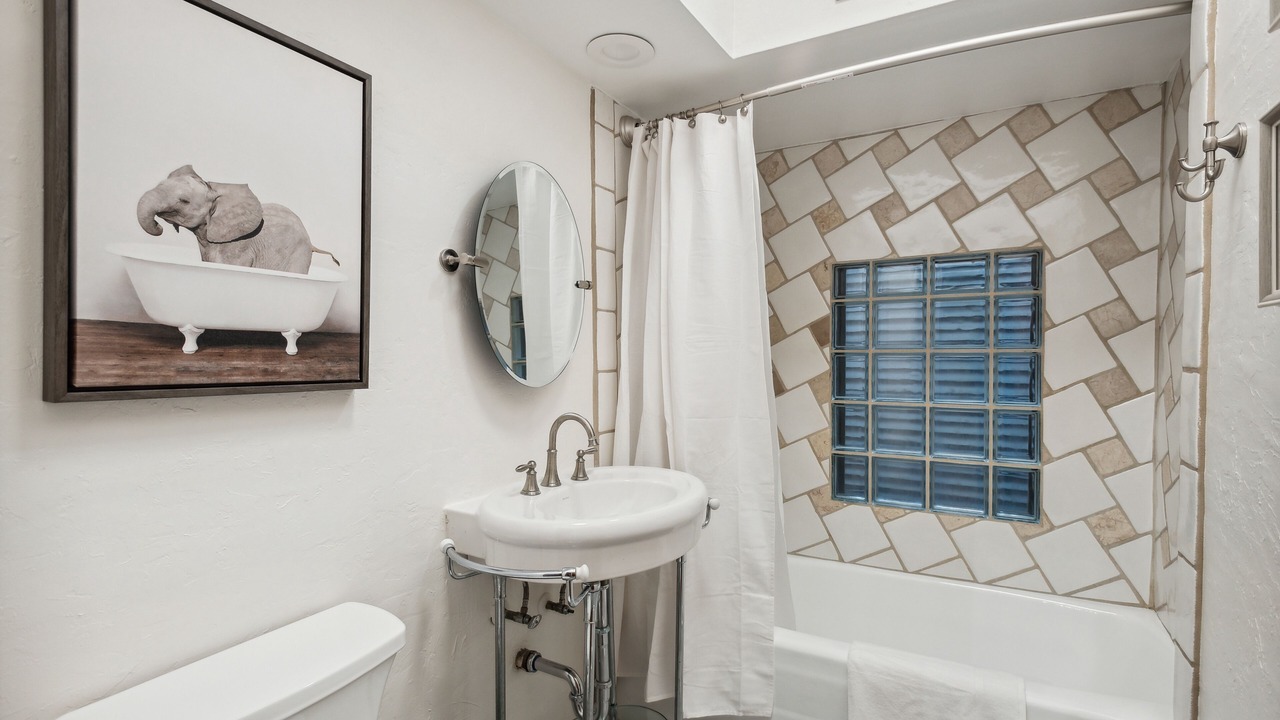 Photo of Bathroom in Lake View East