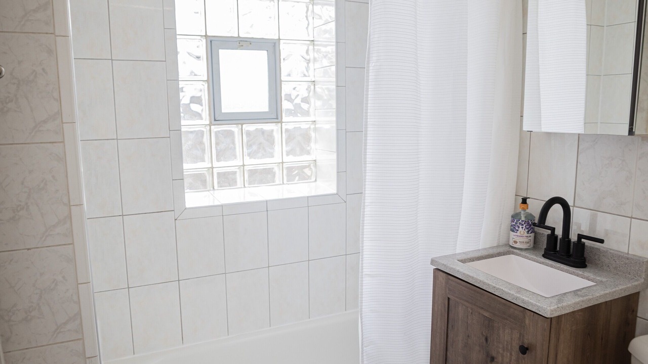 Photo of Bathroom in Lakeview