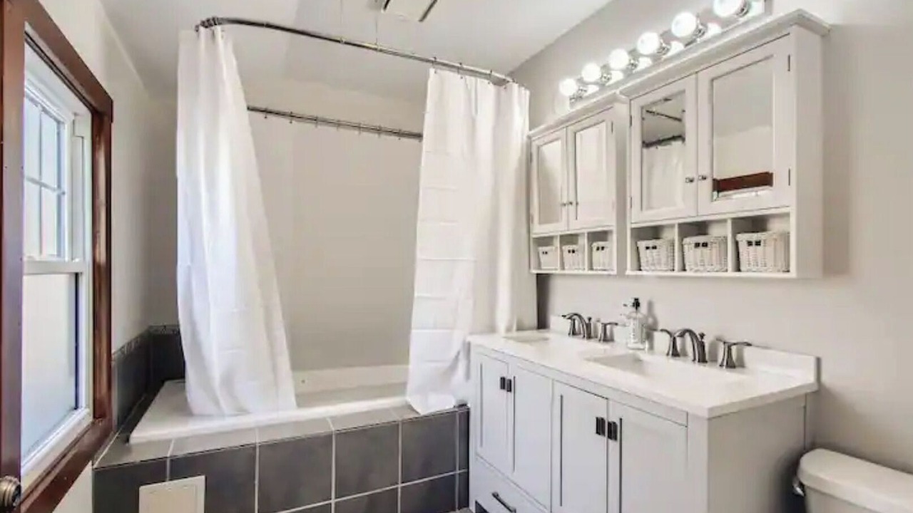 Photo of Bathroom in West Lakeview