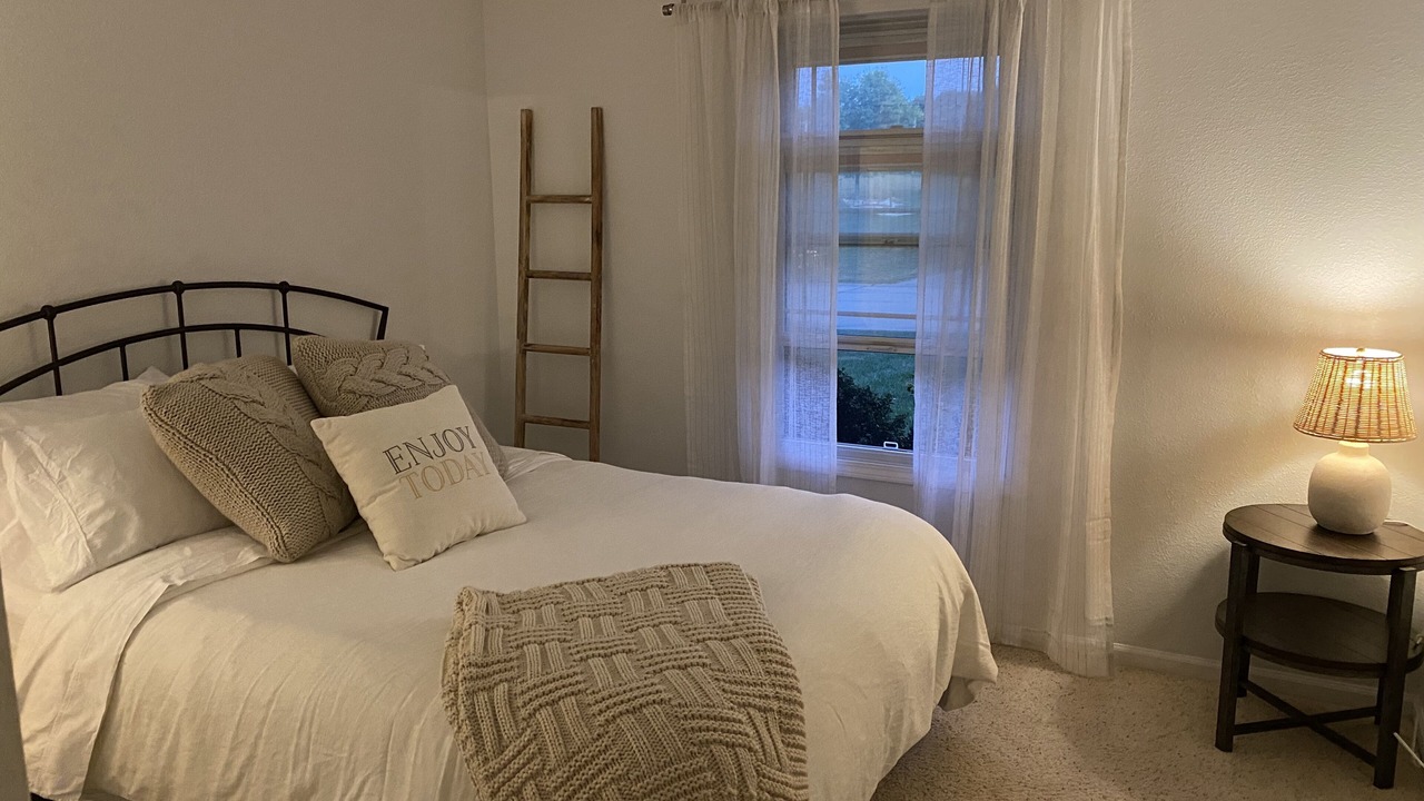 Photo of Bedroom in Red Bud
