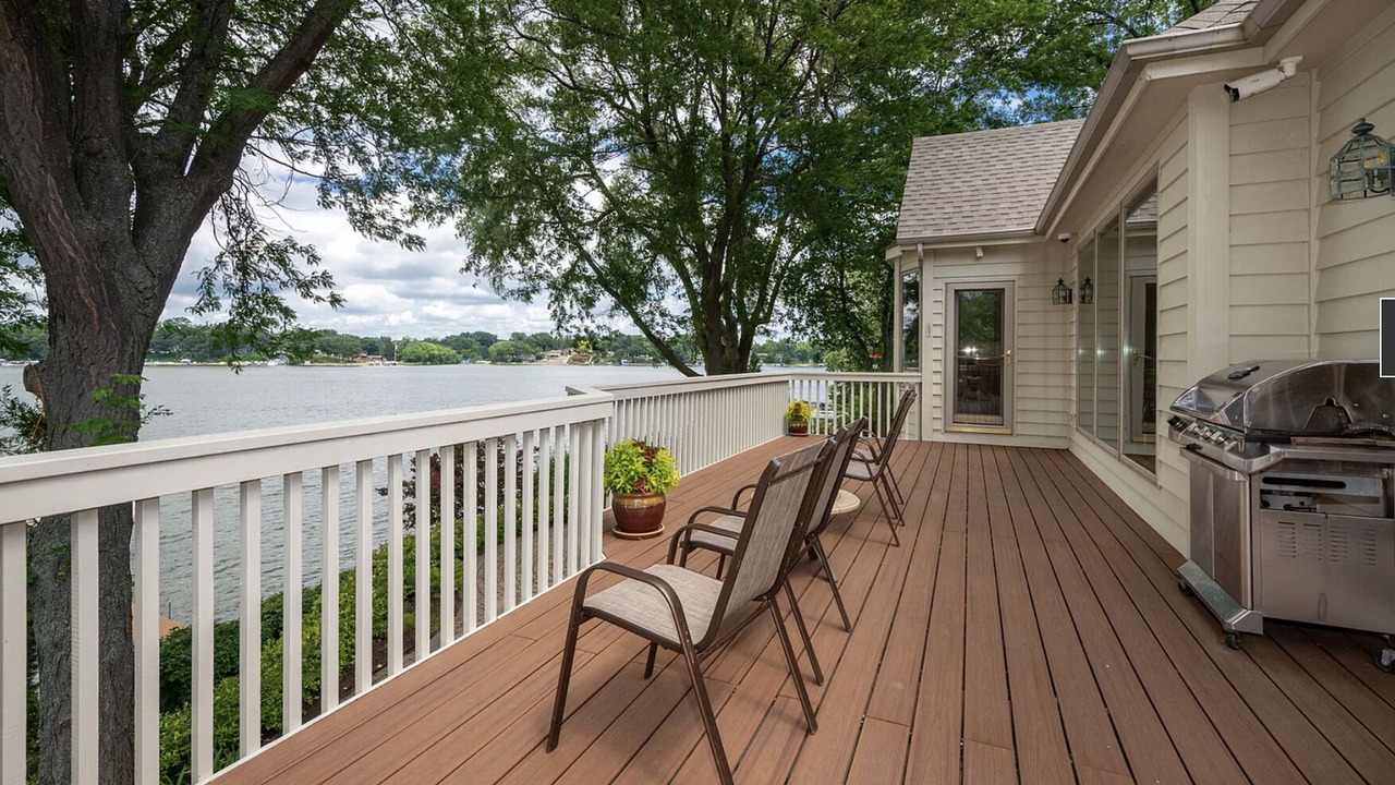 Photo of Patio Balcony in Lake Villa