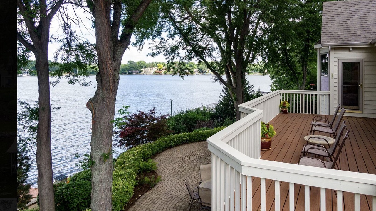 Photo of Patio Balcony in Lake Villa