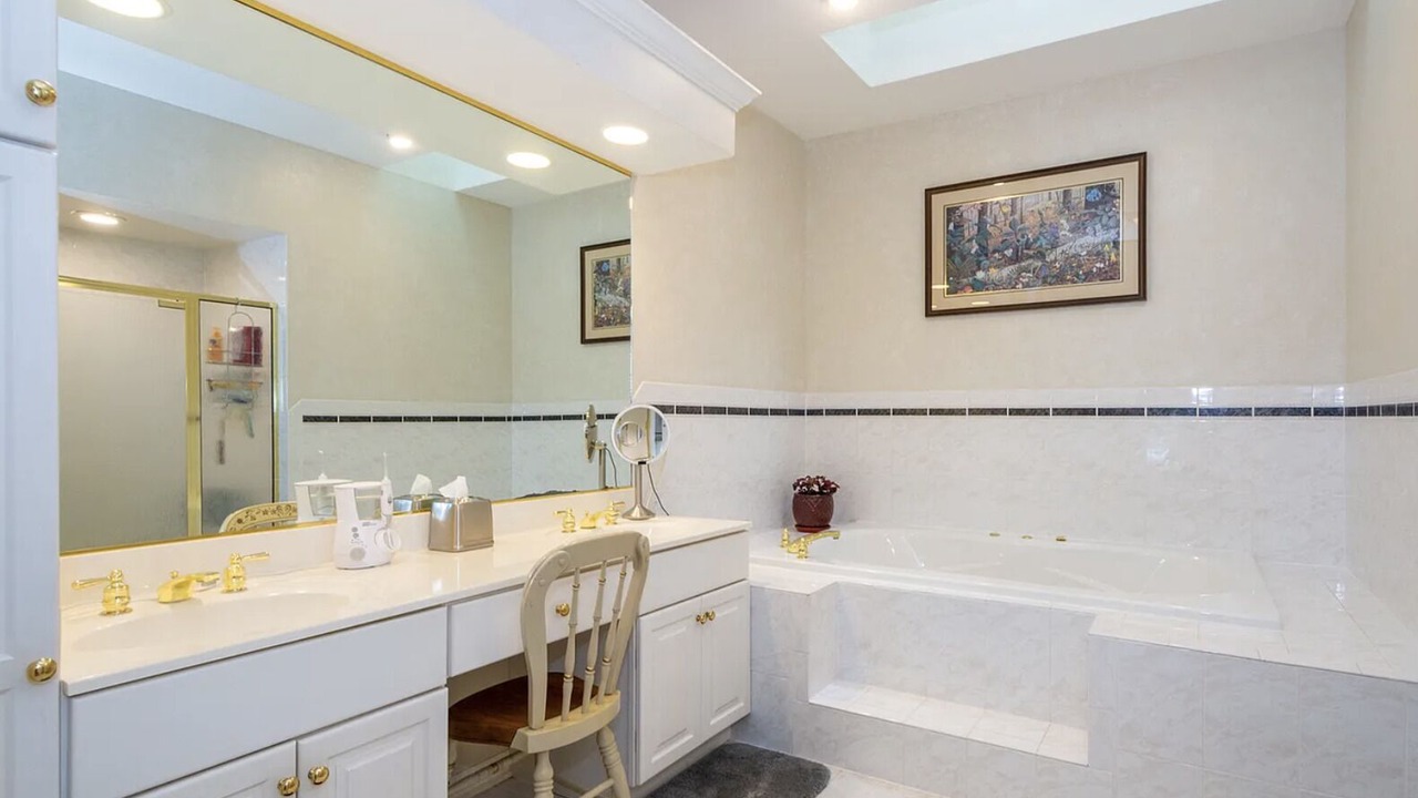 Photo of Bathroom in Lake Villa