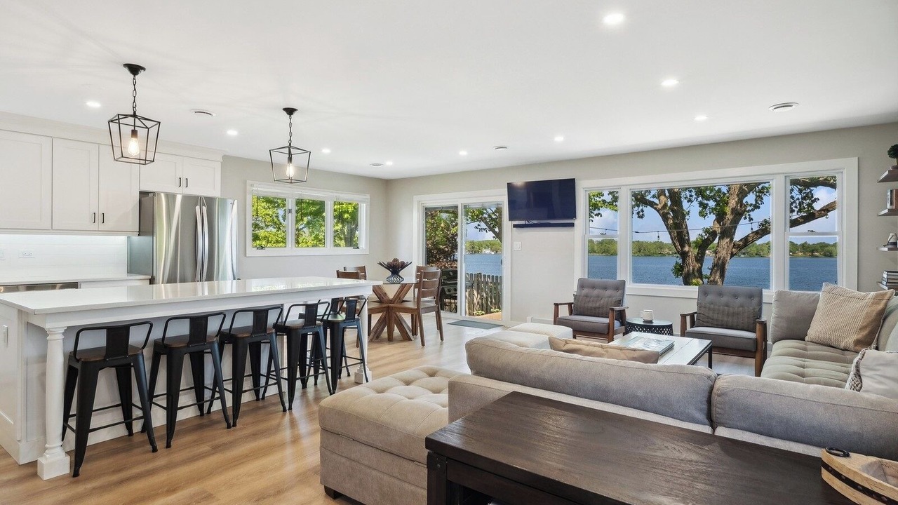 Photo of Livingroom in Round Lake