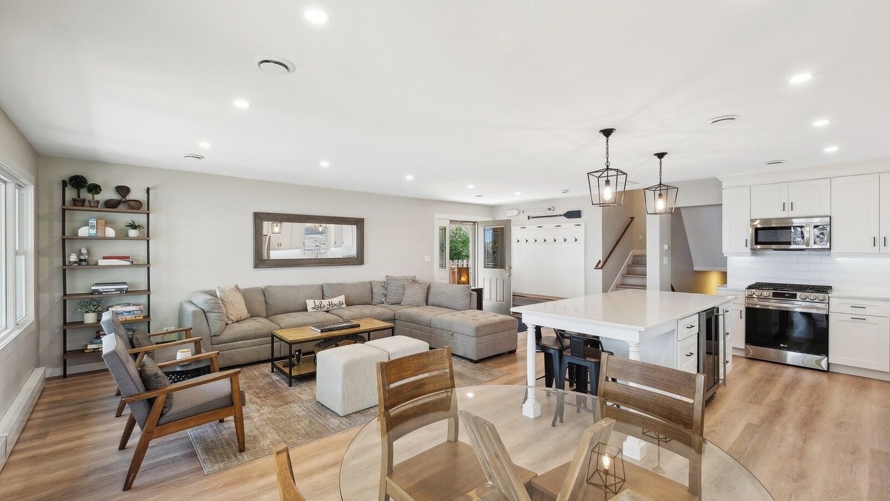 Photo of Livingroom in Round Lake